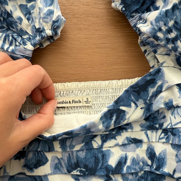 Abercrombie Floral Blue Puff Sleeve Top - Picture 2 of 2